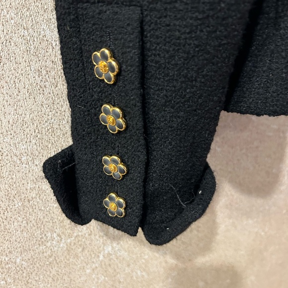 Vintage Chanel Jacket w Gorgeous Buttons - Picture 6 of 10